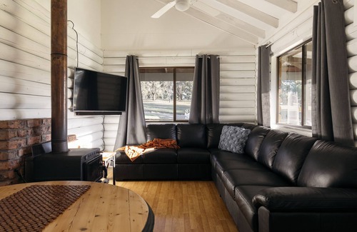 Pokolbin House | Secluded 3BR lodge in Palmers Lane Estate with Pool, Tennis, walk to Cellardoors