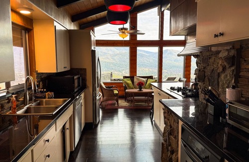 North Fork House | Secluded and scenic Bass Lake/Yosemite area cabin with decks, grill & fireplace
