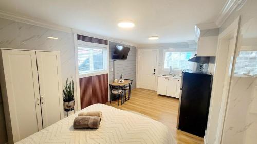 East Side Apartment | Secluded Bachelor Suite