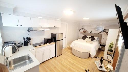 East Side Apartment | Secluded Bachelor Suite