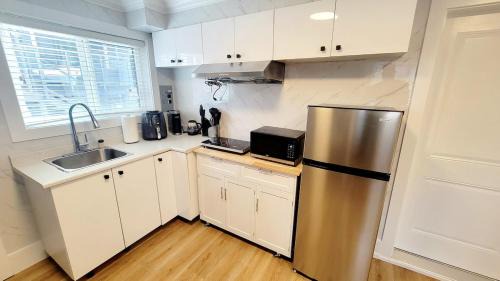 East Side Apartment | Secluded Bachelor Suite