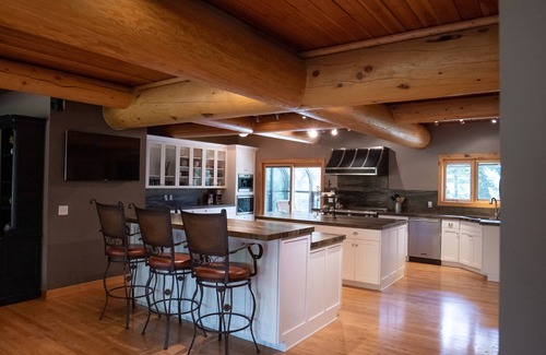 Salt Lake Mountain Resorts Cabin | Secluded big cabin within a mile of the resorts. looking for 30d+ rentals