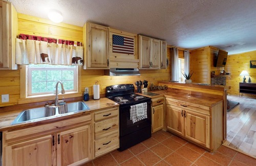 Nelsonville Cabin | Secluded Black Bear Lodge w/Private Pool & Hot Tub near Hocking Hills Ohio