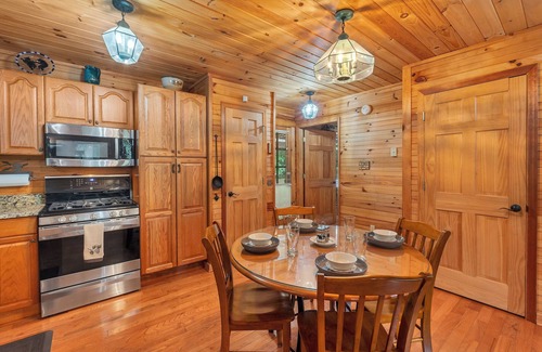Townsend Cabin | SECLUDED♤Bonfire pit♤2 bdrm/2bath♤Pet friendly