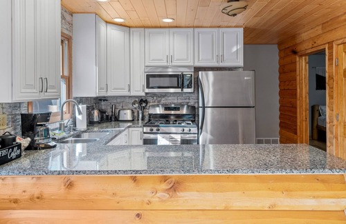 Necedah Cabin | Secluded Cabin/HotTub + Swimming Pool + Game Room
