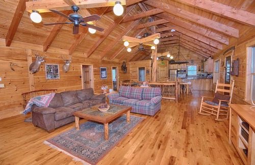 New Plymouth Cabin | Secluded Cabin in Hocking Hills on 97 acres