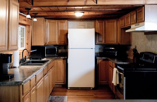 Ray Cabin | Secluded Cabin near Hocking Hills - pet friendly!