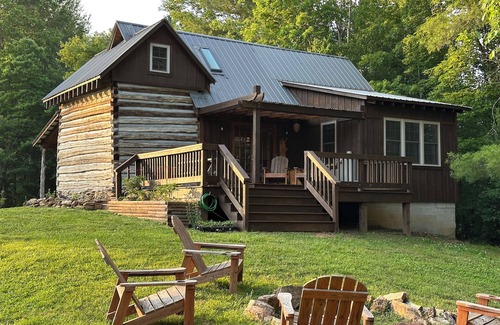 State Road Cabin | Secluded Cabin on Beautiful Riverside Farm