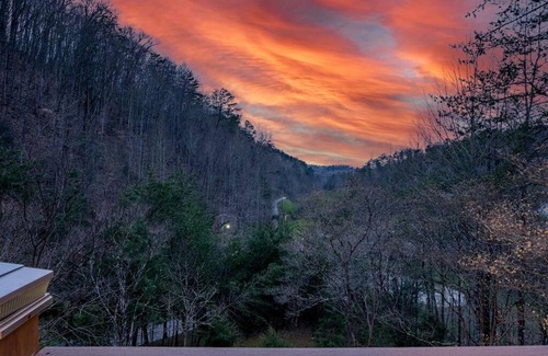 Gatlinburg - Pigeon Forge Ski Chalet | Secluded Cabin/Stunning Mtn View/Paved Drive
