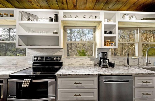 Gatlinburg - Pigeon Forge Ski Chalet | Secluded Cabin/Stunning Mtn View/Paved Drive