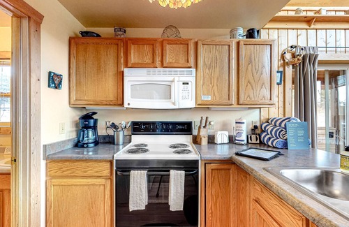 Florissant House | Secluded Cabin w/a Private Hot Tub, Wood Stove, Washer/Dryer, & Amazing Views