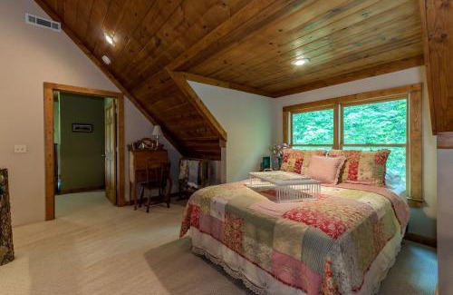Hiawassee House | Secluded Cabin with Pool Table Nestled Amidst Georgia's Forests in Hiawassee, Georgia
