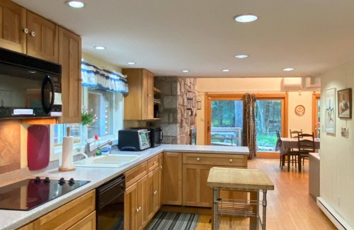 Reeders Ski Chalet | Secluded Chalet On Stream - Mins to Camelback