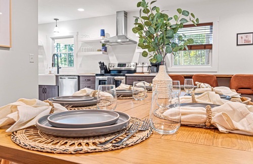 Alexander House | Secluded Chic Design: 15min AVL-GameRm-Sauna-HotTub