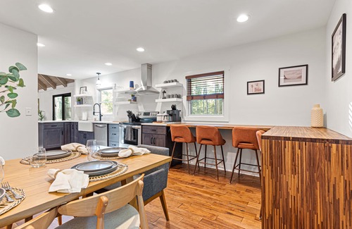 Alexander House | Secluded Chic Design: 15min AVL-GameRm-Sauna-HotTub