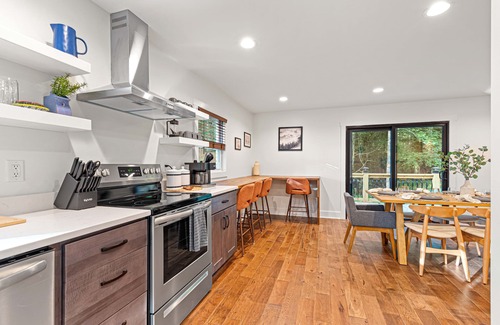 Alexander House | Secluded Chic Design: 15min AVL-GameRm-Sauna-HotTub