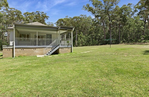 St. Georges Basin House | Secluded Cottage Surrounded by Eucalyptus Trees and Native Wildlife