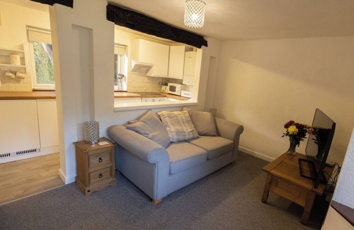 Tenbury Wells Cottage | Secluded Cottage, surrounded by Common Land. 10 minute walk to local country pub