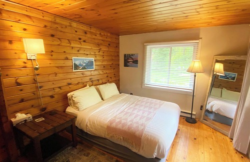 Bracebridge Cottage | Secluded Cottage | Sauna & Hot Tub on 44 Acres | Pets Welcome
