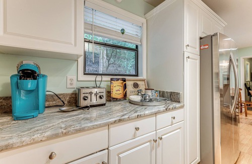Blairsville Cottage | Secluded Cottage w/Hot Tub in North Georgia!