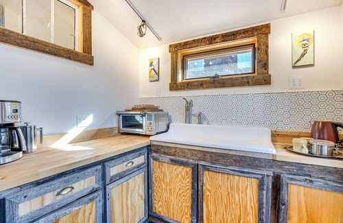 Lazear Cottage | Secluded Couple's Retreat on Farm in Paonia!