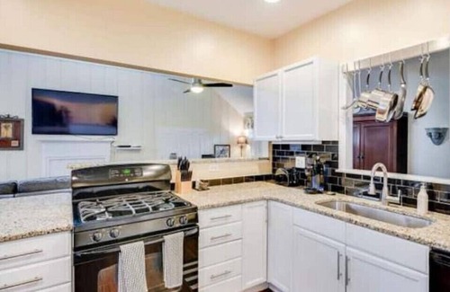 Historic District Cottage | Secluded Cozy Cottage in Historic Downtown