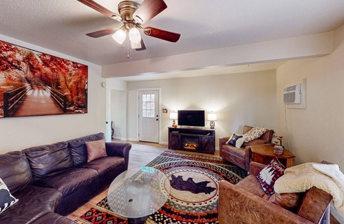 Greater Sacramento House | Secluded dog-friendly house close to American River with firepit, grill, W/D, AC