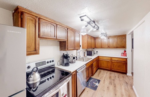 Greater Sacramento House | Secluded dog-friendly house close to American River with firepit, grill, W/D, AC