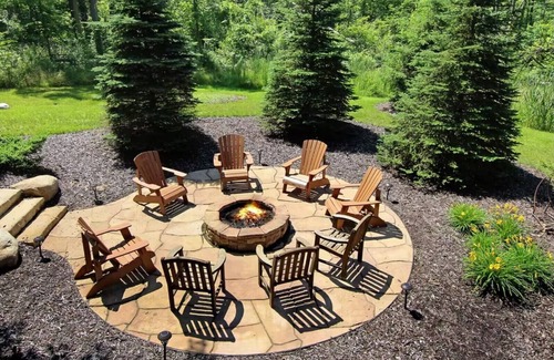 Fennville House | Secluded dog-friendly cabin on 10 acres - hot tub & game room!
