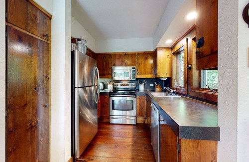 Plymouth House | Secluded dog-friendly home amongst the trees with sauna, Wii, & 2 scenic decks