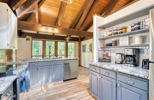 Beaverton Cabin | Secluded Fall Forest Getaway | Fire Pit, BBQ & Forest Views