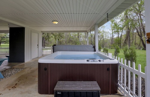 Logan House | Secluded & Fancy Lake House. Free kayaks & canoe!