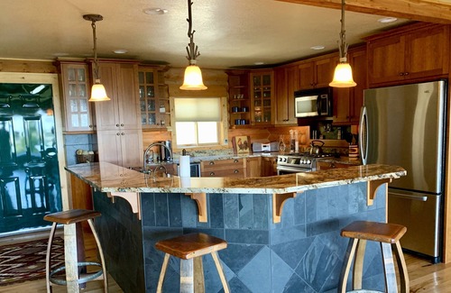 Livingston House | Secluded getaway with amazing views!