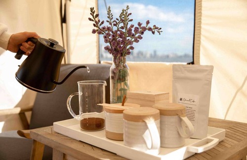 Manhattan Cabin | Secluded Glamping | Open Dining | Harbor Sunsets