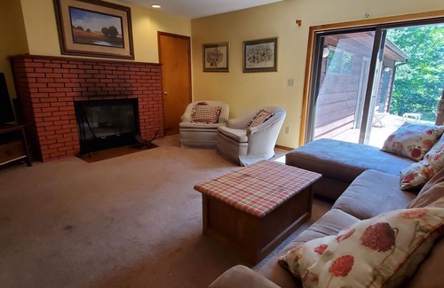 Tannersville House | Secluded Home Sleeps 20, Private Pool / Saunas