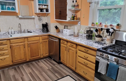 Berkeley House | Secluded in the City! New remodeled 2 bedroom near Berkeley Lake, pet friendly.