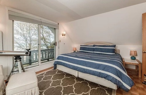 South Haven Cottage | Secluded Lake Michigan Retreat Stunning Sunsets, Beach Access