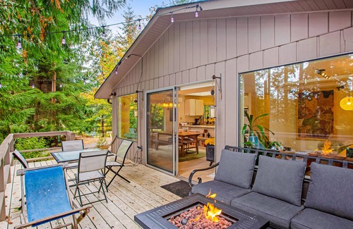 Langley House | Secluded lakefront home with fast WiFi, dock, paddleboards, deck & fire table