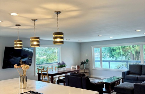 Covington House | ~Secluded Lakehouse Getaway~30 Mins from SEATAC! Renovated, Clean, Fam-Friendly!