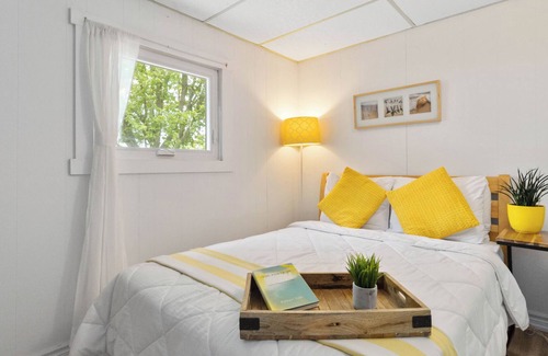 Lowbanks Cottage | Secluded Lakeview w/ hot tub & volleyball net on Lake Erie (Pet-Friendly!)