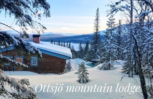 Undersaker Ski Chalet | Secluded lodge overlooking the sea and mountain