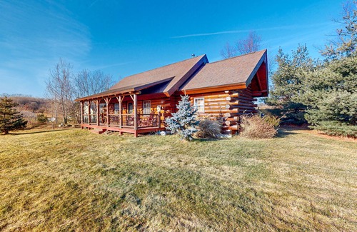 Lyndon Station House | Secluded log cabin near Wisconsin Dells with wood stove & grill - dog-friendly