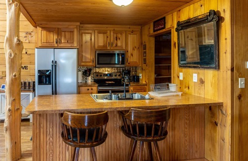 Hot Springs Cabin | Secluded Log Cabin, Mountain Top, Hot Tub, Pool Table, 5 Miles From Downtown