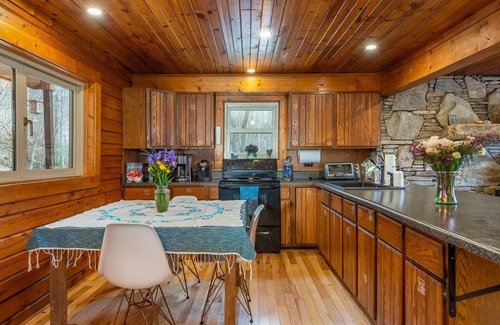 Weaverville Cabin | Secluded Log Cabin Retreat+Mtn Views+Walking trails