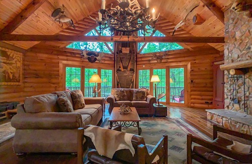 Kuttawa House | Secluded Log Home with Private Lake, Dock, and Firepit. SPECIAL: 3 NTS FOR 2PD