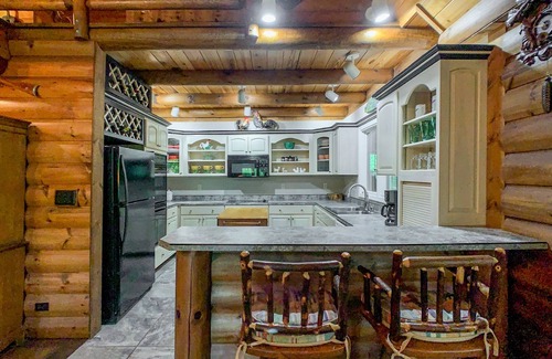 Kuttawa House | Secluded Log Home with Private Lake, Dock, and Firepit. SPECIAL: 3 NTS FOR 2PD