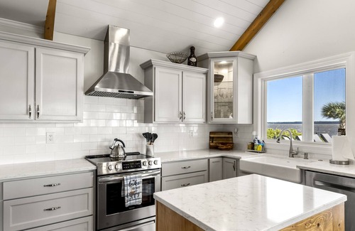 Summerton House | Secluded Luxury Lake house w/ private dock!