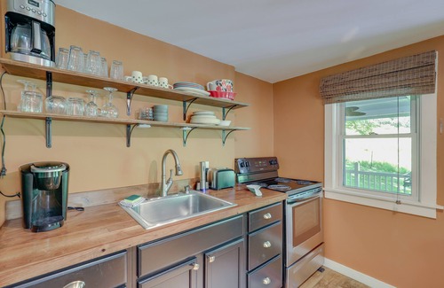 Marshall Cottage | Secluded Marshall Cottage: Hot Tub + Mountain View