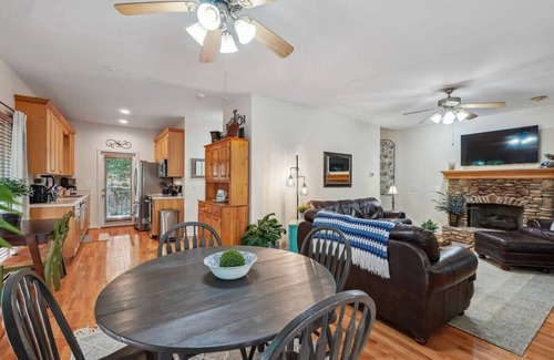 Dahlonega Cabin | Secluded/Mins to Dahlonega/Wineries/Hiking/Slps 6