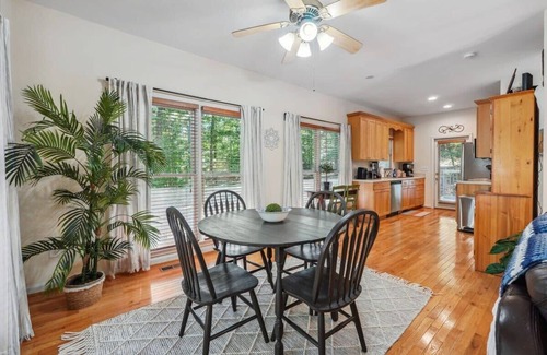 Dahlonega Cabin | Secluded/Mins to Dahlonega/Wineries/Hiking/Slps 6